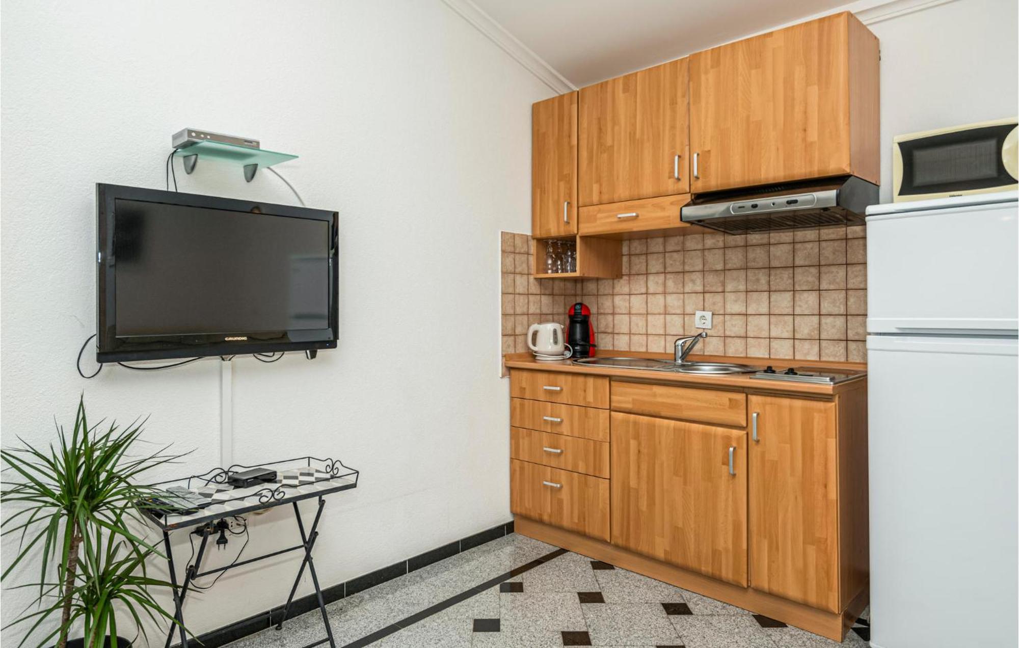 1 Bedroom Stunning Apartment In Макарска Екстериор снимка