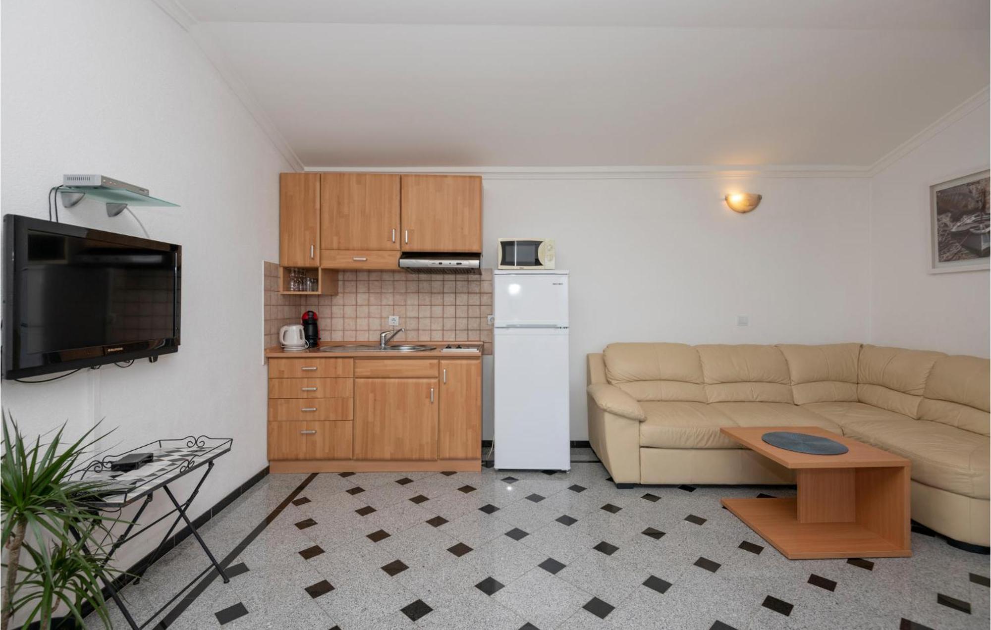 1 Bedroom Stunning Apartment In Макарска Екстериор снимка