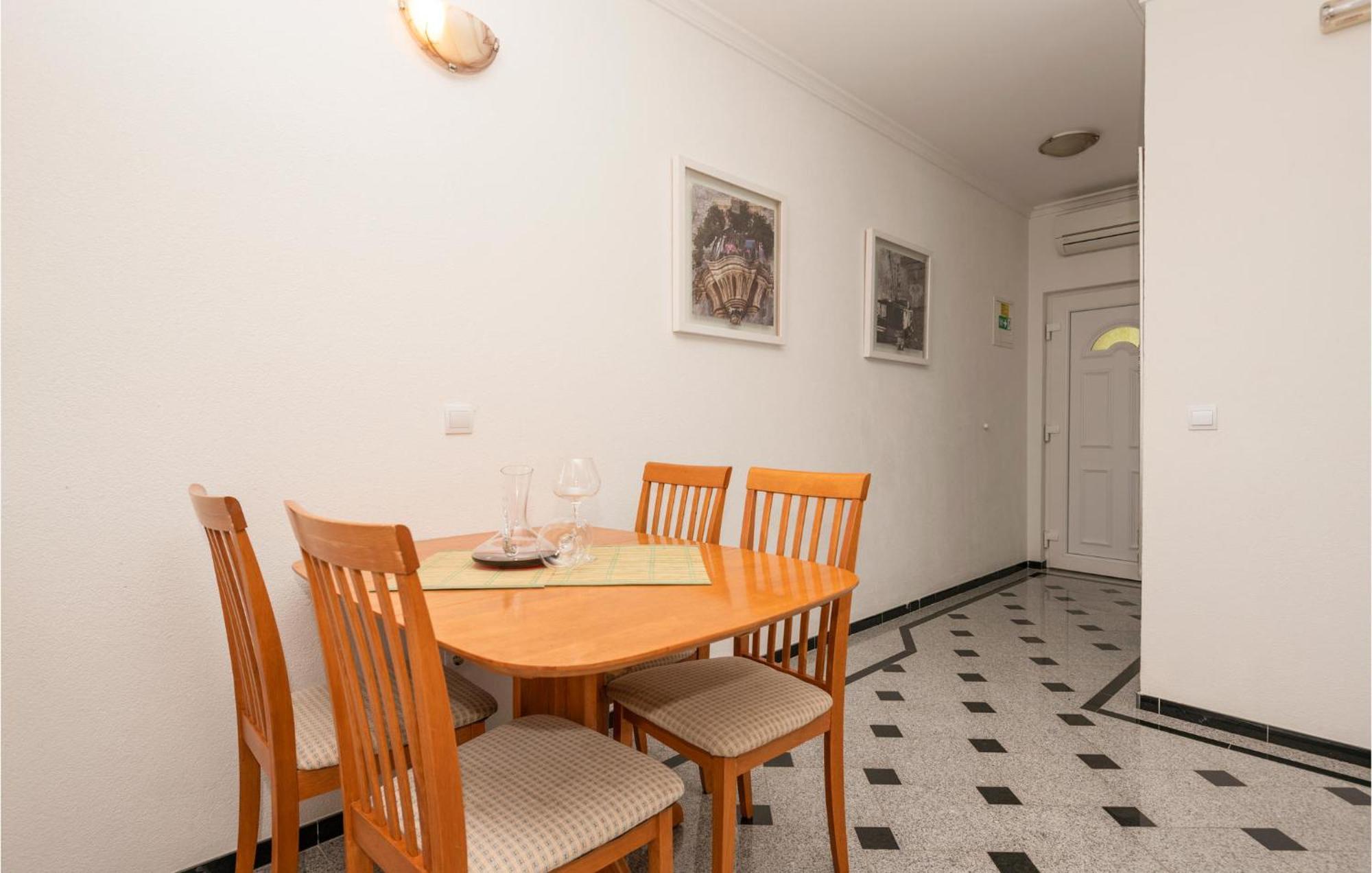 1 Bedroom Stunning Apartment In Макарска Екстериор снимка